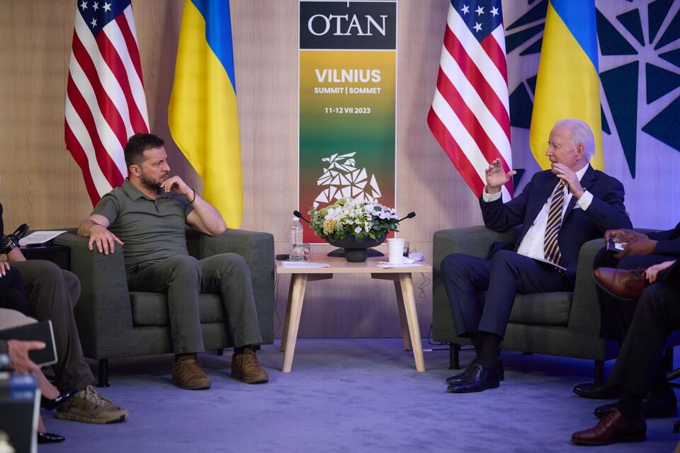 A handout photo made available by the Ukrainian Presidential Press Service on 12 July 2023 shows Ukraine's President Volodymyr Zelensky with US President Joe Biden (R) during a bilateral meeting on the sidelines of the NATO Summit in Vilnius, Lithuania.  / autor: PAP/EPA