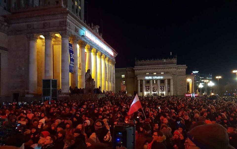 Manifestacja przed Pałacem Kultury i Nauki w Warszawie / autor: Twitter/@kolszewska1980 