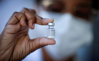 Szczepionki dają skuteczną ochronę. Czy po sześciu miesiącach nadal?