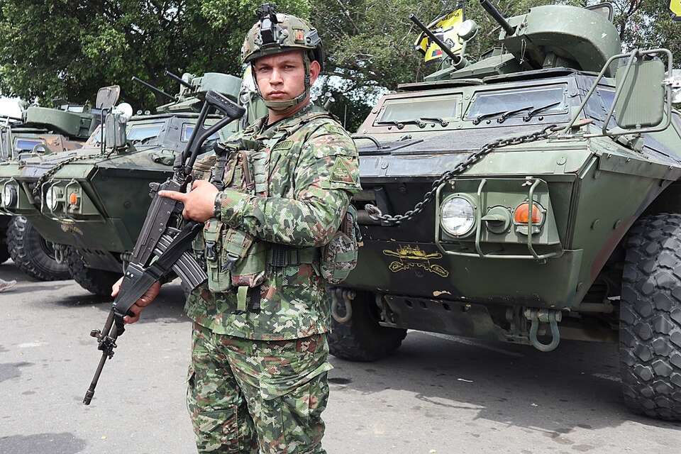 Kolumbijski żołnierz pełni wartę przy Międzynarodowym Moście Simona Bolivara w Cúcuta - to kluczowe przejście graniczne między Kolumbią a Wenezuelą / autor: PAP/EPA