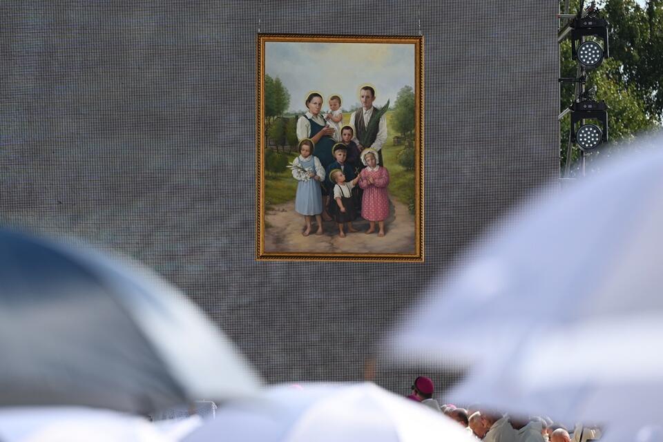 Obraz beatyfikacyjny, przedstawiający rodzinę Ulmów zaprezentowany na uroczystościach w Markowej / autor: PAP/Darek Delmanowicz
