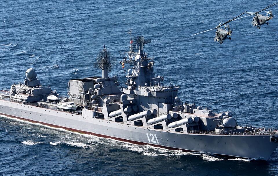 Rosyjski krążownik Moskwa w 2012 r. / autor: Mil.ru, CC BY 4.0 <https://creativecommons.org/licenses/by/4.0>, via Wikimedia Commons