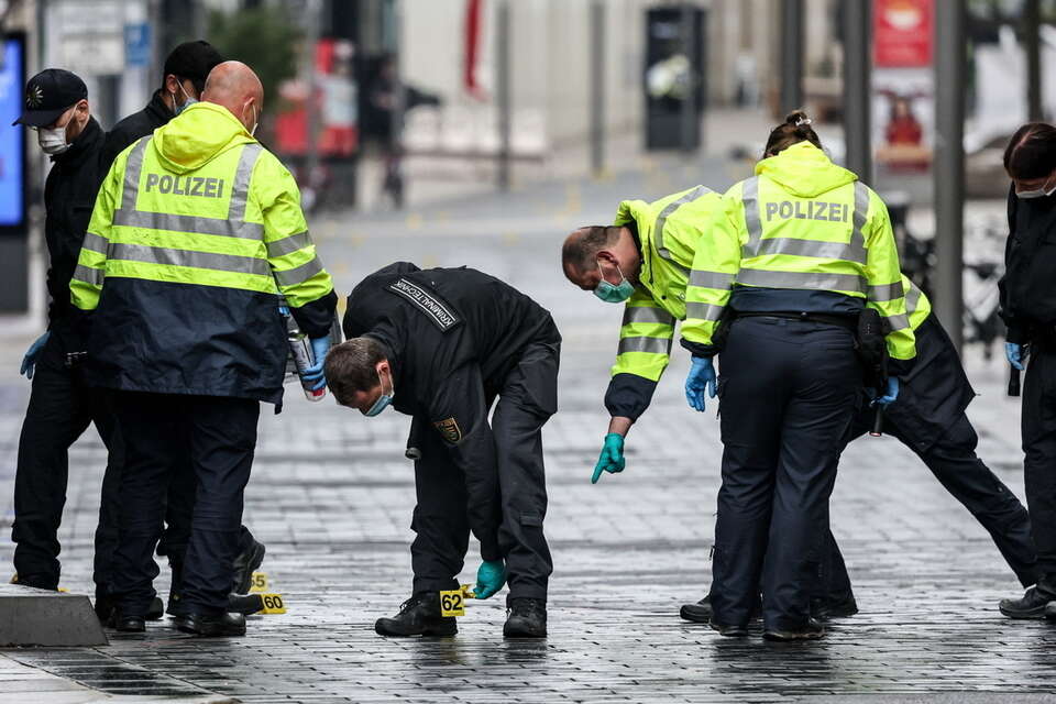  Śledczy policji pracują w pobliżu miejsca zdarzenia po tym, jak co najmniej dwie osoby zginęły, a kilka innych zostało rannych, gdy samochód wjechał w tłum w strefie dla pieszych w Lipsku w Niemczech / autor: PAP/EPA