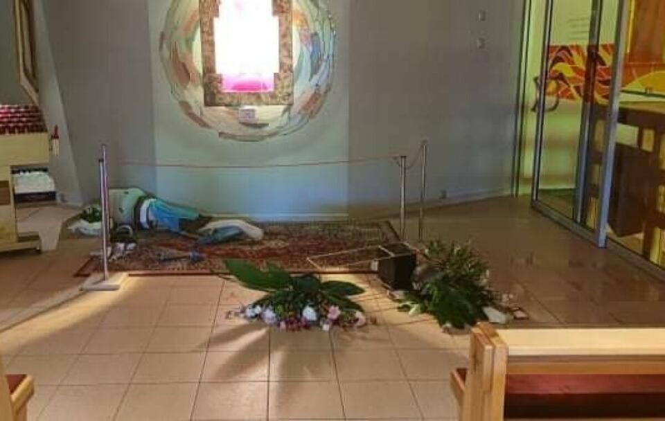 Zniszczona figura Matki Bożej w kaplicy adoracji Najświętszego Sakramentu / autor: Facebook Parafia św. Maksymiliana Kolbe w Koninie