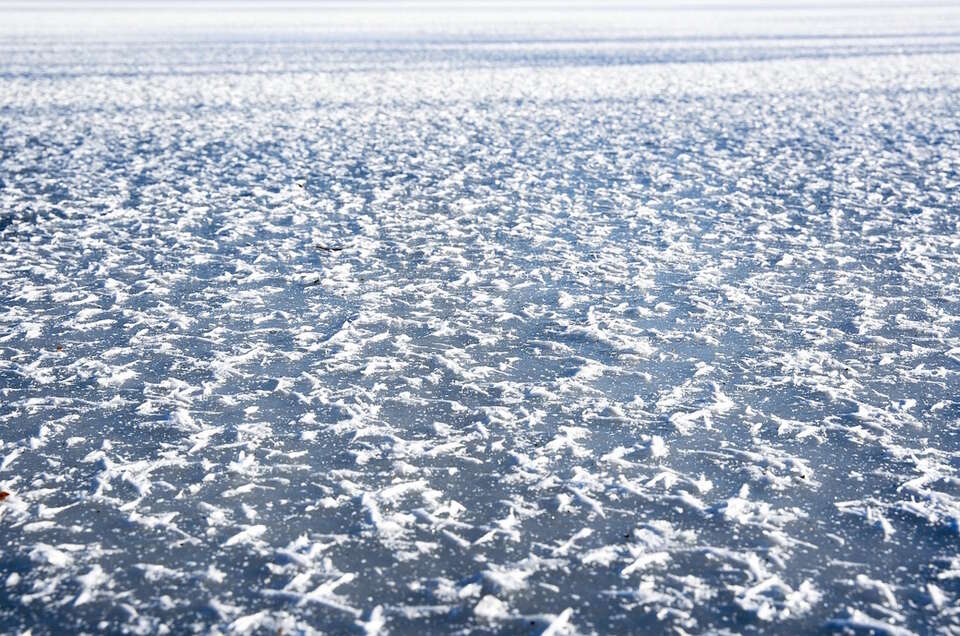 Najgłębsze jezioro w Polsce skute lodem, po wielu latach. "W związku z tym, że nie było wiatru Hańcza zdążyła się wychłodzić i zamarzła". Na zdjęciu poglądowym skute lodem jezioro / autor: pixabay.com