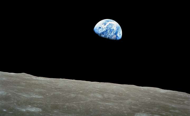 Ziemia widziana w powierzchni Księżyca. Zdjęcie z amerykańskiej misji Apollo z lat 70. / autor: Pixabay