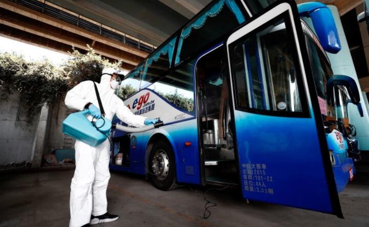 Tajwański operator autobusów rozpyla środek dezynfekujący jako środek zapobiegawczy przeciwko koronawirusowi Covid-19 w Tajpej, Tajwan, 24 lutego 2020 r. / autor: PAP/EPA/RITCHIE B. TONGO