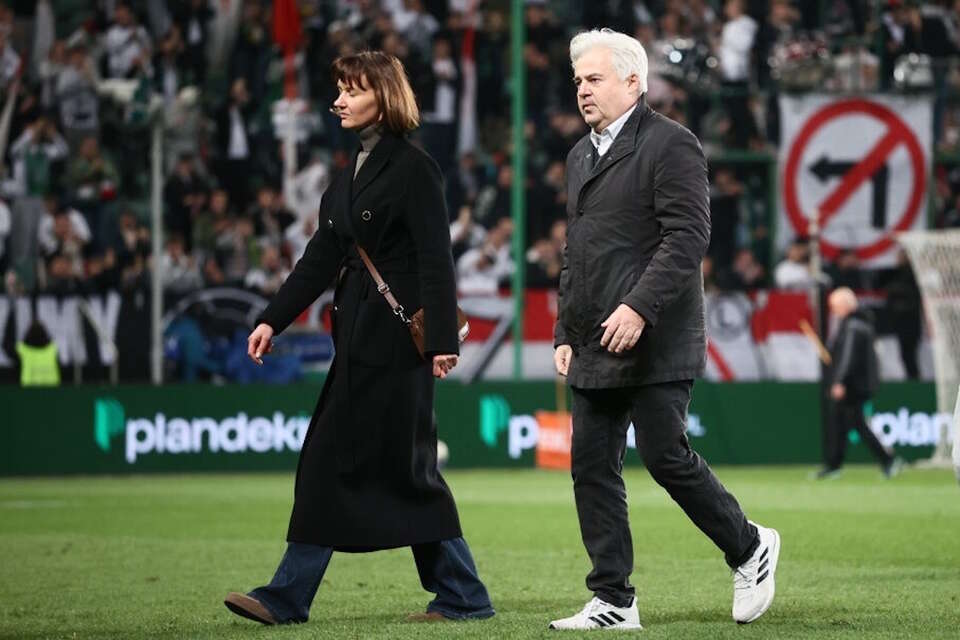 Na zdjęciu wdowa po śp. Jacku Magierze Magdalena oraz brat zmarłego trenera Marek Magiera na murawie przed meczem Legii Warszawa z KGHM Zagłębie Lubin na Łazienkowskiej w Warszawie / autor: PAP/Leszek Szymański
