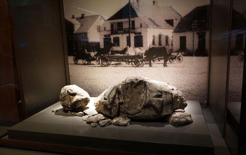 Fragmenty pomnika Lenina znalezione w miejscu ekshumacji żydowskich ofiar. Jedwabne - ekspozycja w Muzeum II Wojny Światowej w Gdańsku / autor: Fratria