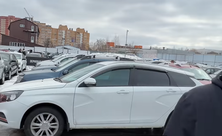 sprzedaż aut używanych w Rosji / autor: screen/youtube