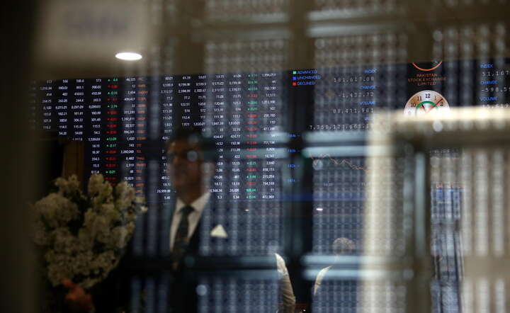 Spadające notowania na giełdzie w Karaczi (Pakistan)  / autor: PAP/EPA/REHAN KHAN 