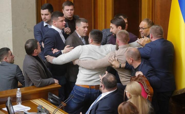 Przepychanki w ukraińskim parlamencie / autor: PAP/EPA/SERGEY DOLZHENKO