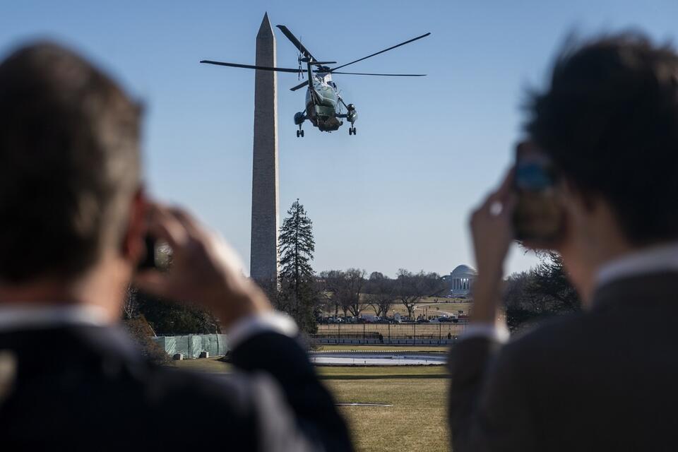 Marine One, z prezydentem USA Joe Bidenem na pokładzie, unosi się z południowego trawnika Białego Domu w Waszyngtonie / autor: PAP/EPA/SHAWN THEW / POOL