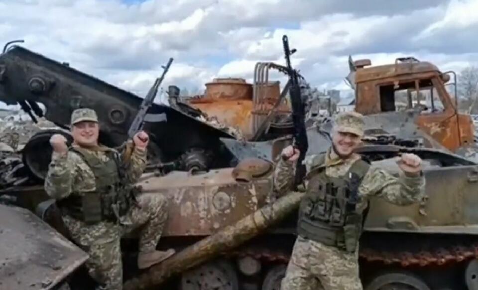 Ukraińscy żołnierze tańczący na tle rosyjskich czołgów do nowej wersji "Bayraktar" / autor: Twitter/@UkrArmyBlog