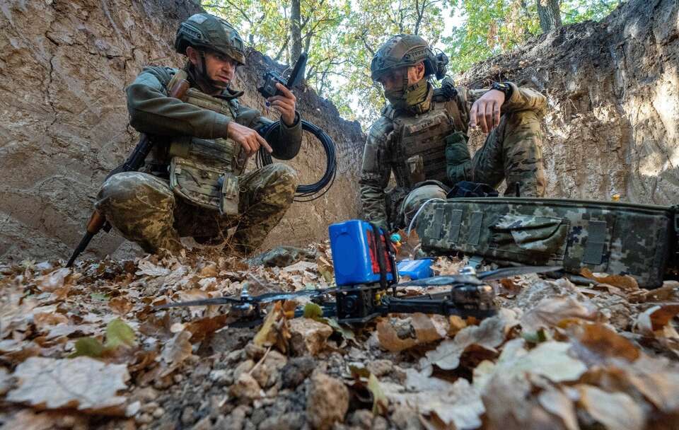 Żołnierze oddziału dronów ("aeogrupy") 154. brygady Sił Zbrojnych Ukrainy na pozycjach w pobliżu frontu w obwodzie charkowskim / autor: PAP/Mykola Kalyeniak