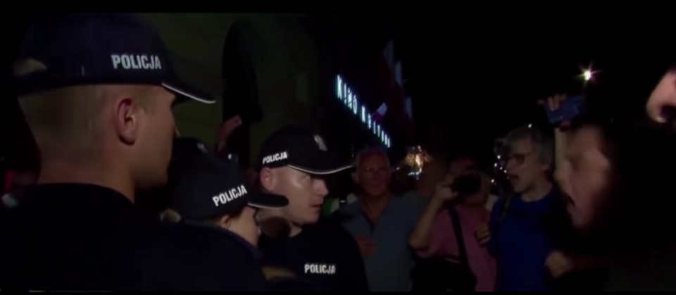 Policja pod Pałacem Prezydenckim / autor: screen youtube.com