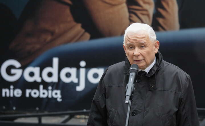 Prezes PiS Jarosław Kaczyński na konferencji prasowej przed siedzibą Prawa i Sprawiedliwości w Warszawie / autor: PAP/Tomasz Gzell