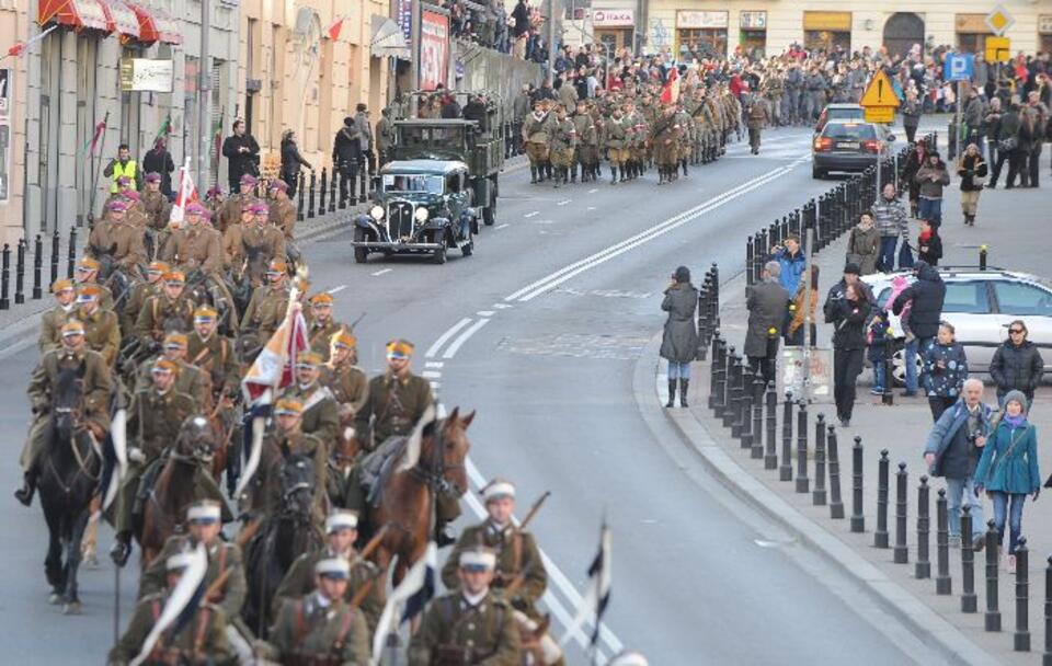 Parada historyczna skręca w Tamkę, ustępując grupie 20 niemieckich lewaków! Fot. PAP