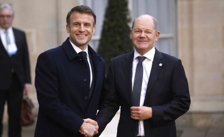 Prezydent Emmanuel Macron (L) wita kanclerza Olafa Scholza (P) na spotkaniu w Paryżu / autor: PAP/ EPA/YOAN VALAT