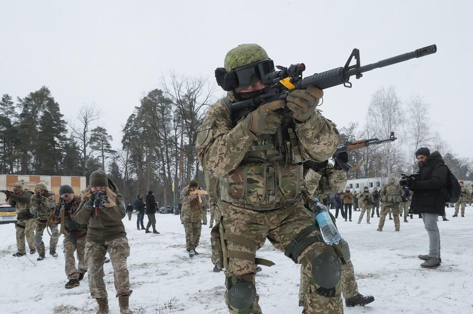 Ćwiczenia wojskowe ukraińskich rezerwistów  / autor: PAP/EPA