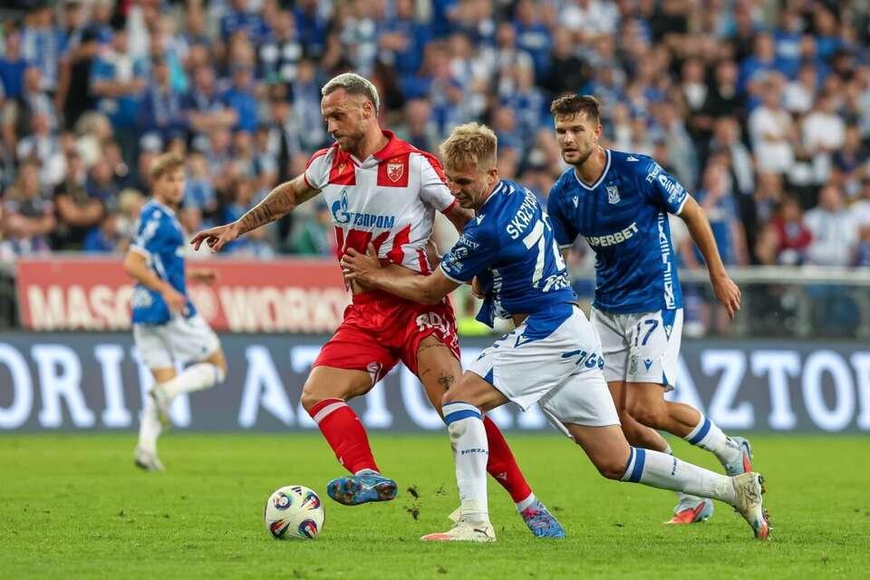 Piłkarze Lecha Poznań Mateusz Skrzypczak (C) i Filip Szymczak (P) oraz Marko Arnautovic (L) z Crvenej Zvezdy Belgrad podczas pierwszego meczu 3. rundy eliminacyjnej Ligi Mistrzów. / autor: PAP/Paweł Jaskółka