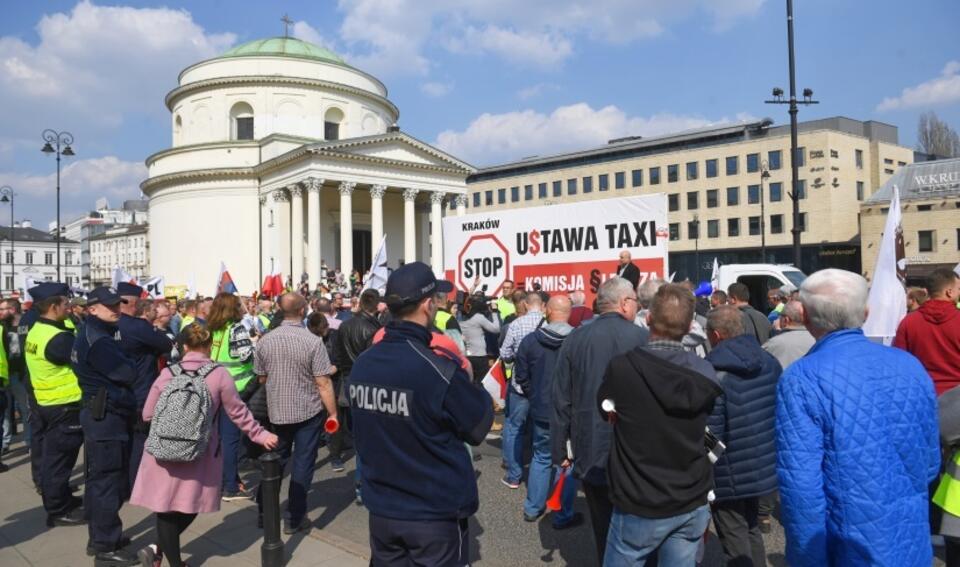 Protest taksówkarzy pod hasłem „Stop Nielegalnym Przewozom” na Placu Trzech Krzyży w Warszawie / autor: 	PAP/Radek Pietruszka