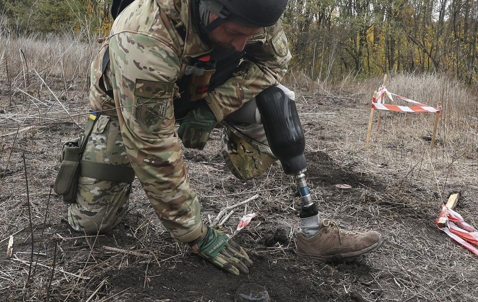 Ukraiński mundurowy w Charkowie / autor: PAP/EPA/SERGEY KOZLOV