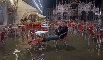 Wenecja wita pierwszych turystów wysoką wodą [GALERIA]