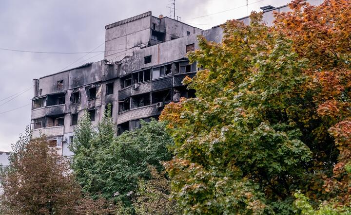 Zniszczony w rosyjskim ostrzale blok mieszkalny w Charkowie, 2022 rok / autor: Fratria / Andrzej Skwarczyński