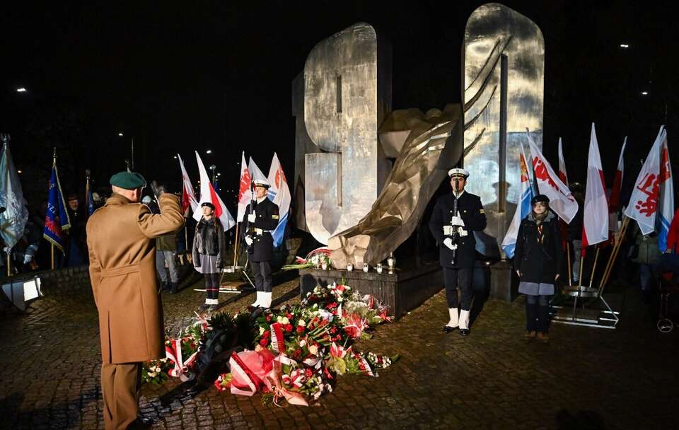 Obchody rocznicy wydarzeń Grudnia'70 przed pomnikiem Ofiar Grudnia '70 w Gdyni / autor: PAP/Adam Warżawa