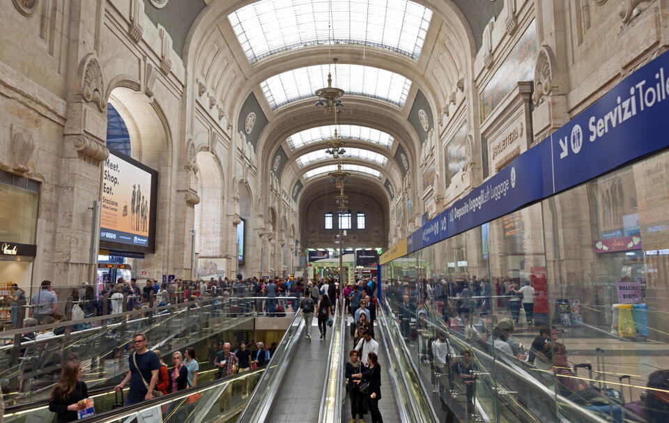 Dworzec w Mediolanie / autor: Daniel Case, CC BY-SA 3.0 <https://creativecommons.org/licenses/by-sa/3.0>, via Wikimedia Commons
