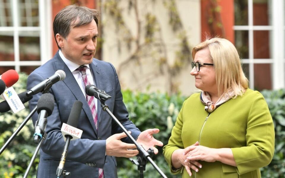 Minister Zbigniew Ziobro i minister Beata Kempa / autor:  	PAP/Maciej Kulczyński