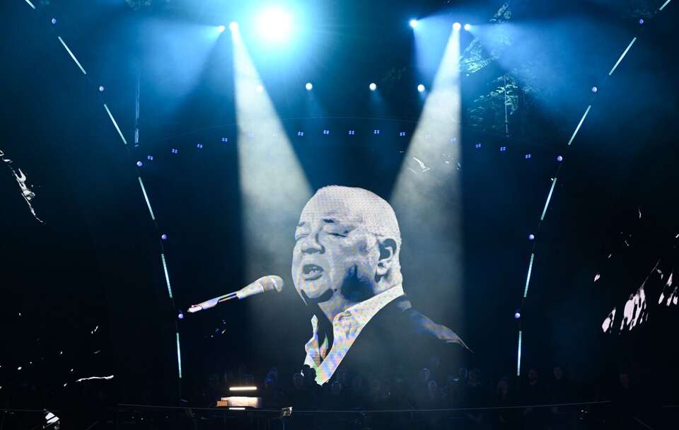 Zdjęcie Stanisława Soyki wyświetlane podczas koncertu "Orkiestra Mistrzom" w Operze Leśnej w Sopocie w czwartym dniu Top of The Top Sopot Festival 2025 / autor: PAP/Andrzej Jackowski