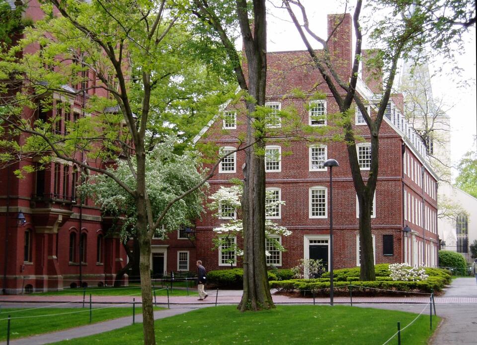 Uniwersytet Harvarda, Wikipedia