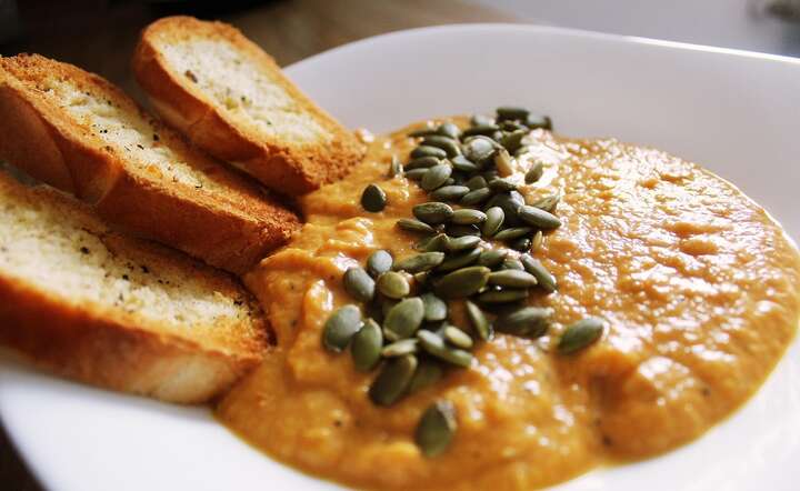 Puree warzywne z pestkami dyni i sucharkami może być przykładem dania w diecie preonkologicznej / autor: Pixabay