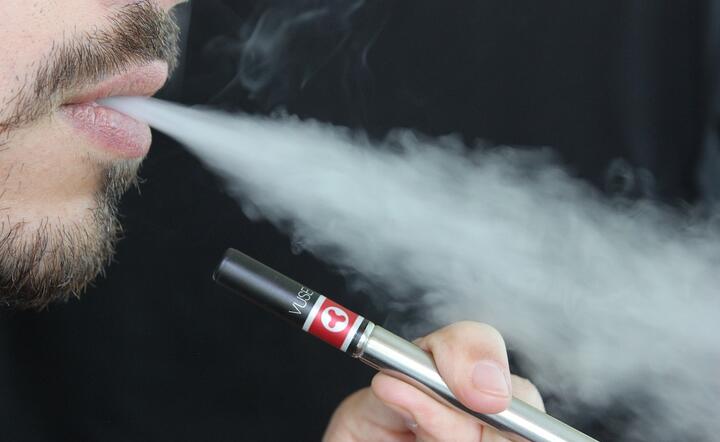 "Times": koncerny tytoniowe finansowały badania umniejszające ryzyko e-papierosów