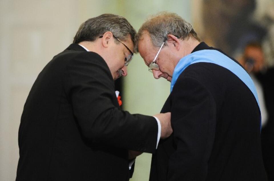 Adam Michnik otrzymuje od Bronisława Komorowskiego order Orła Białego. Fot. PAP