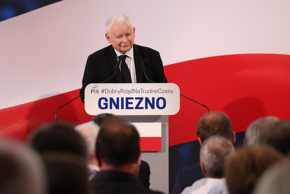 Prezes Prawa i Sprawiedliwości Jarosław Kaczyński (C) podczas spotkania z mieszkańcami miasta w siedzibie Gnieźnieńskiej Szkoły Wyższej Milenium. / autor: PAP/Marek Zakrzewski