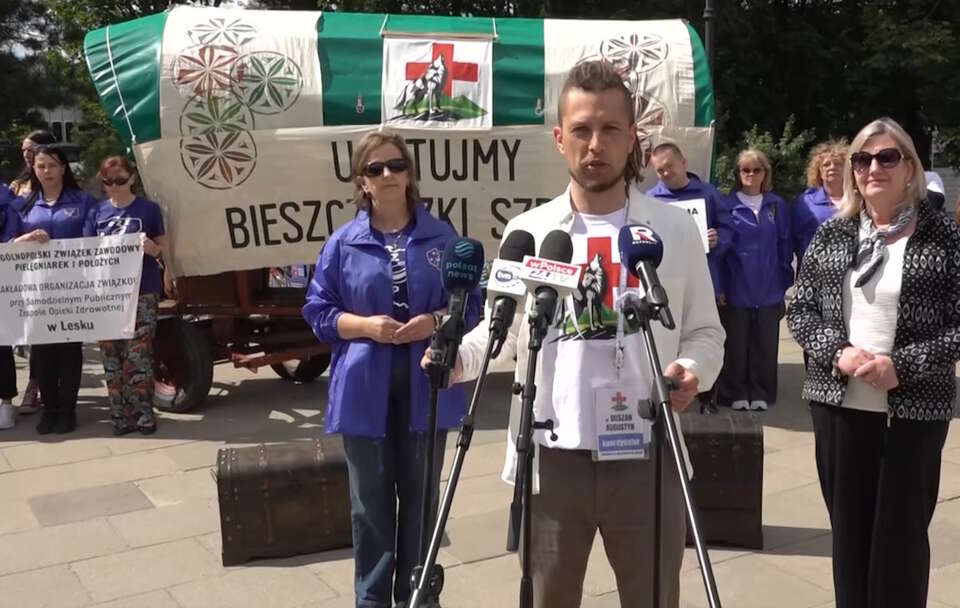 Protest przed Sejmem delegacji ze szpitala w Lesku. / autor: Telewizja wPolsce24