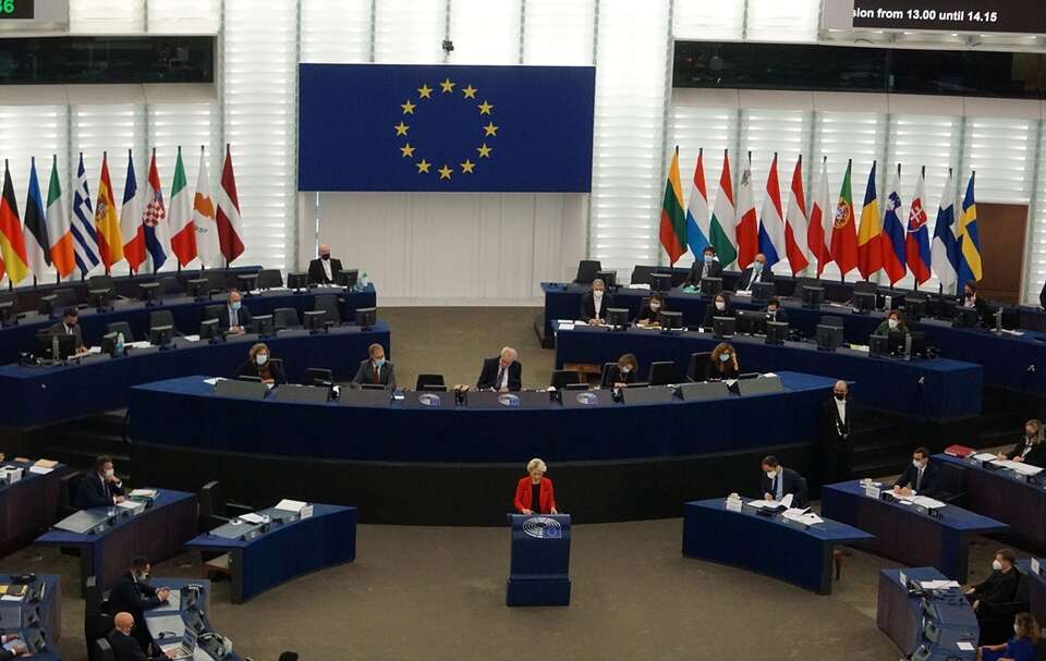 UE prowadzi rozmowy w sprawie nałożenia na towary amerykańskie ceł o wartości 93 mld euro. / autor: Fratria