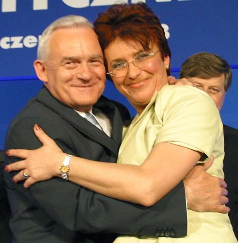 Leszek Miller i Aleksandra Jakubowska, w tle śp. Jerzy Szmajdziński. Fot. PAP