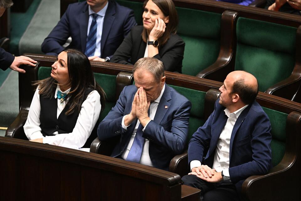 Przewodniczący PO Donald Tusk (C dół), wiceprzewodniczący PO Borys Budka (P) i posłanki KO: Agnieszka Pomaska (C góra) i Monika Wielichowska (L) na sali obrad Sejmu w Warszawie, 6 bm.  / autor: PAP/Radek Pietruszka