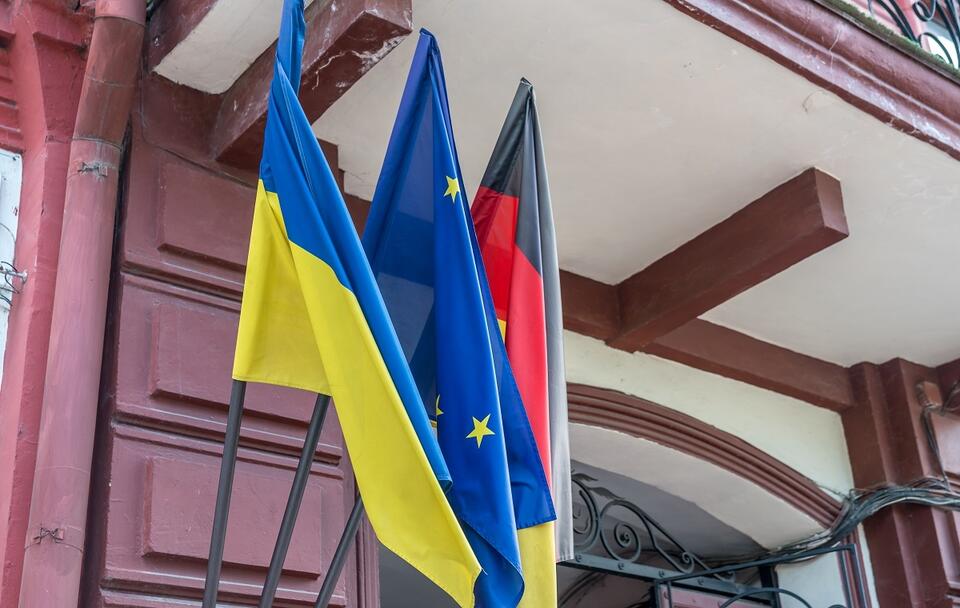 Flagi Ukrainy, UE i Niemiec przed konsulatem RFN w Kijowie / autor: Fratria