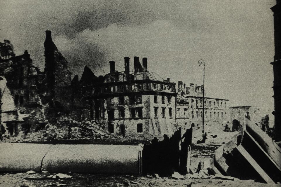 Kolumna Zygmunta obalona pociskiem niemieckiego działa czołgowego w nocy z 1 na 2 września 1944. / autor: Wikipedia/Domena publiczna