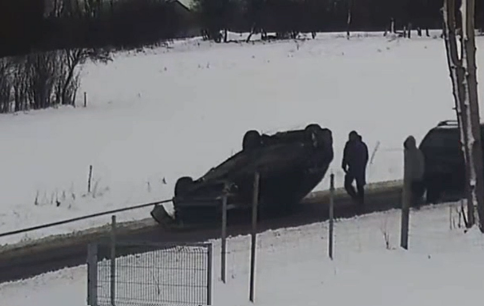 Holował auto... "do góry kołami"! Policja pokazała nagranie / autor: Policja Lwówek Śląski