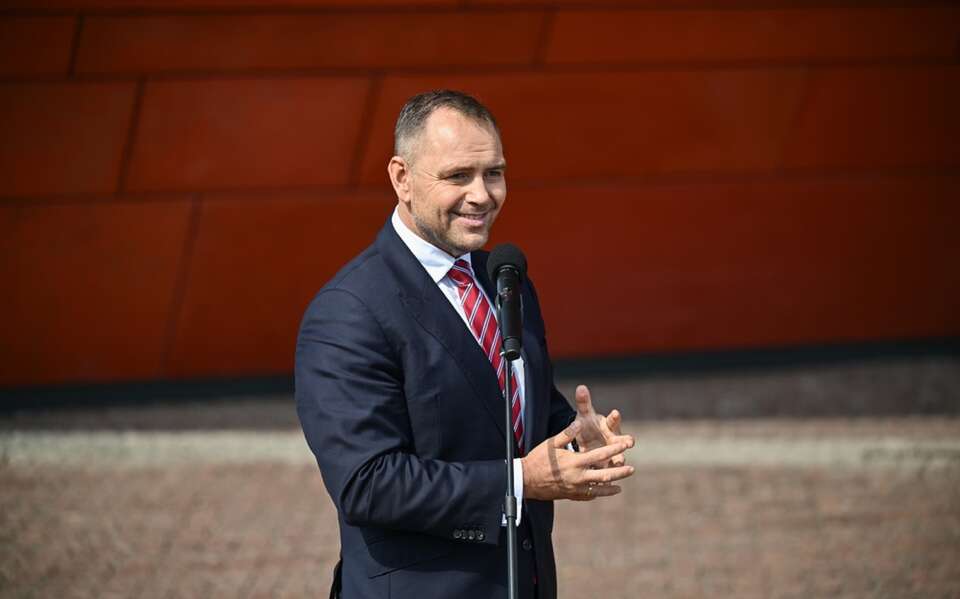 Prezydent Karol Nawrocki przed Muzeum II Wojny Światowej w Gdańsku / autor: PAP/Marcin Gadomski