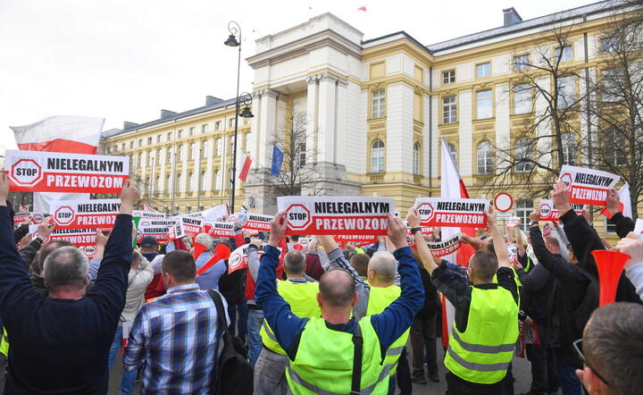 Warszawa/protest taksówkarzy / autor: PAP/Radek Pietruszka