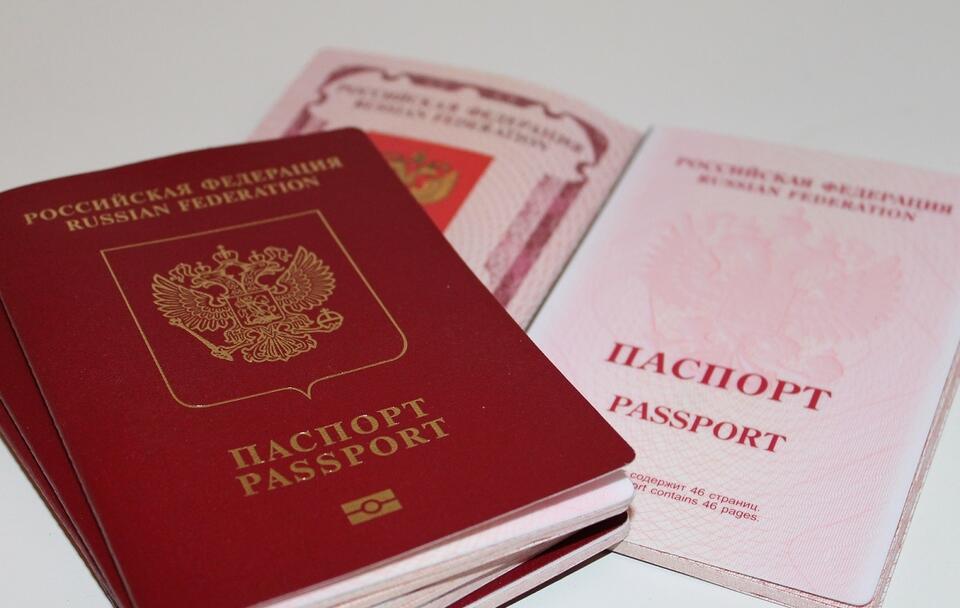 Rosyjskie paszporty / autor:   MediaPhoto.Org/CC/Wikimedia Commons