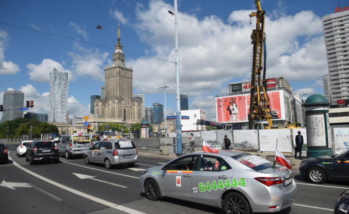 W poniedziałkowe przedpołudnie protest taksówkarzy zablokował ulice w centrum Warszawy, fot. PAP/Radek Pietruszka (2)