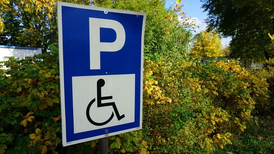 Radny KO Konrad Wcisło zaparkował na miejscu dla niepełnosprawnych / autor: Fratria